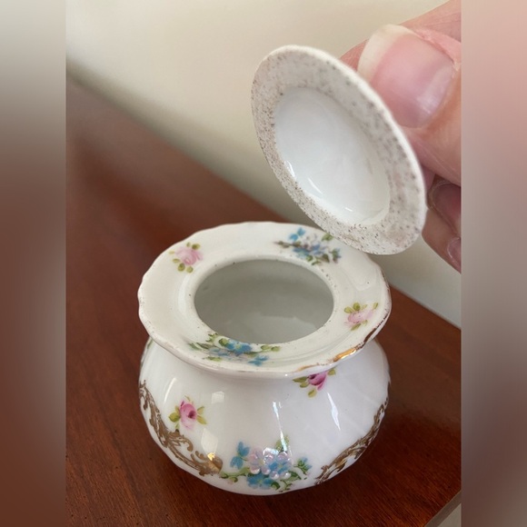 Carlsbad Austria Vintage Porcelain Jar w/Matching Lid Beautiful Floral Sprays - Picture 4 of 10